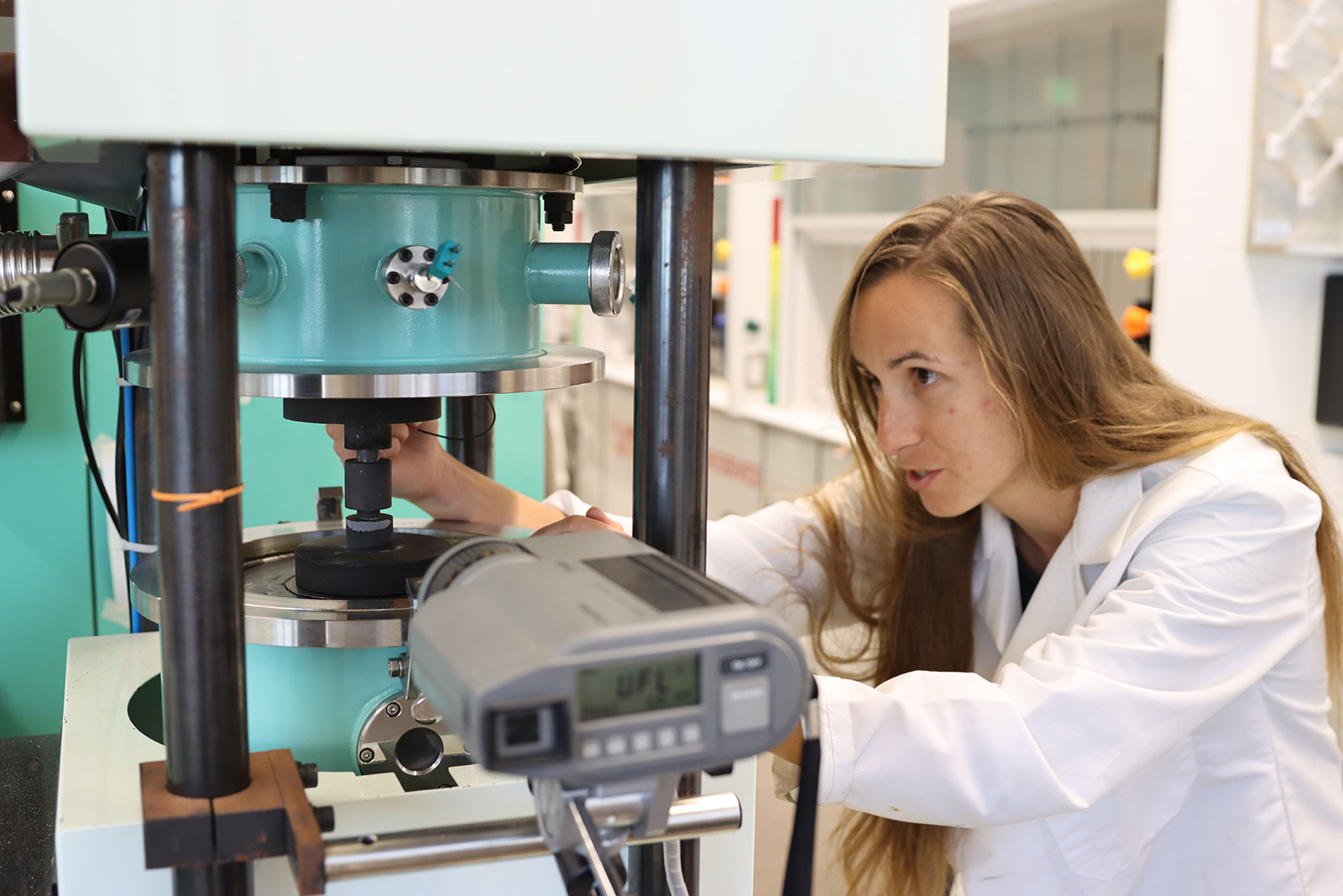 Elisa Torresani working on her sintering research.